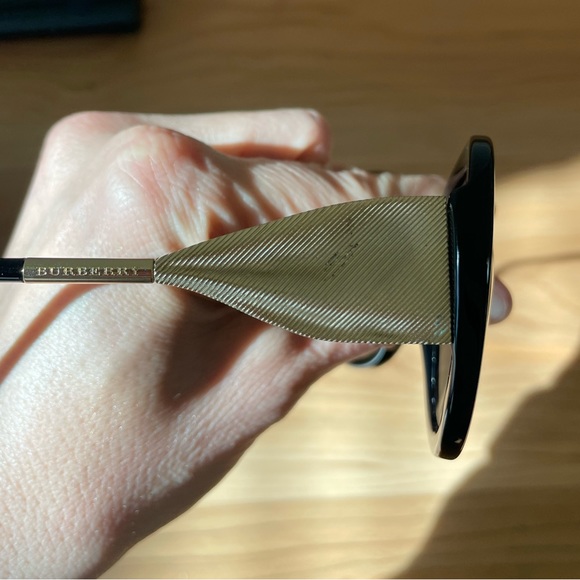 🖤 Authentic Polarized Burberry Sunglasses in pre-loved excellent condition. - Picture 6 of 7